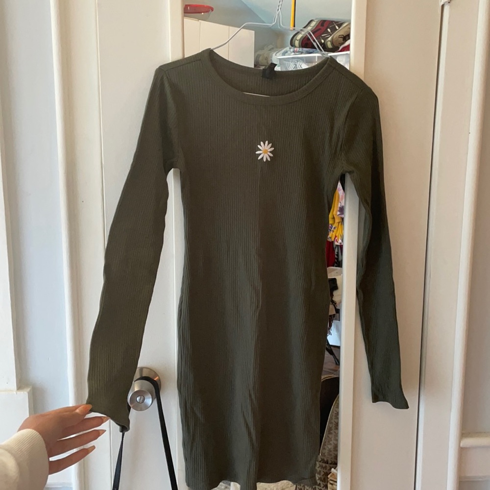Olive long sleeve dress with daisy